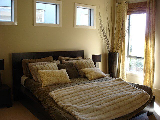 Warna Cat Kamar Tidur Cokelat dan Krem