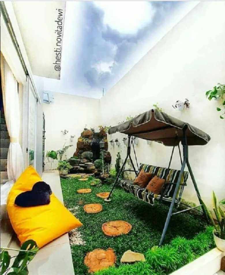 Taman belakang dengan ayunan