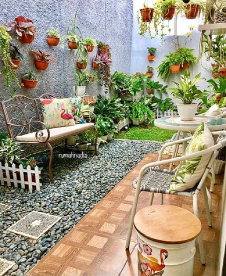 Taman belakang rumah minimalis dengan tanaman pot