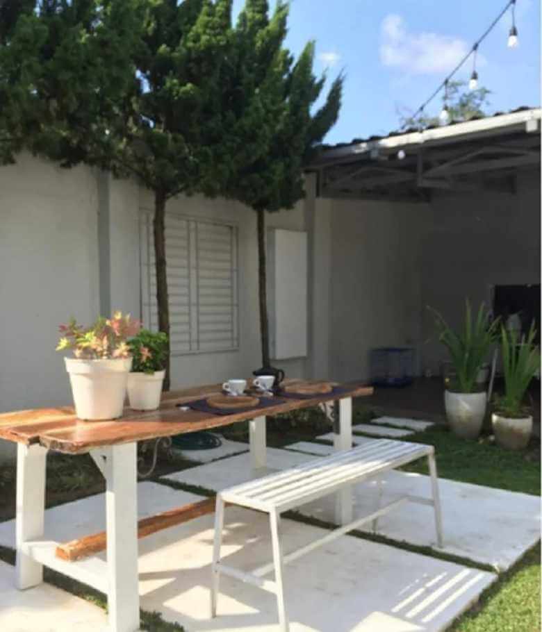 Taman minimalis di belakang rumah ala cafe