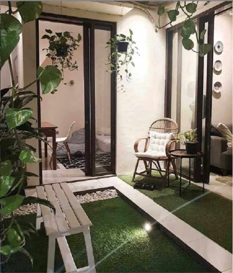 Tanaman Hias dan bangku taman