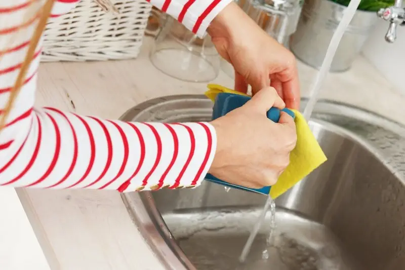 Cara Efektif Untuk Mencuci Piring dan Alat Makan di Rumah
