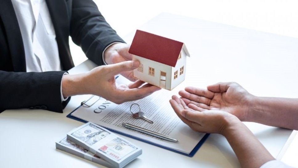 Ilustrasi perhitungan biaya penalti KPR dengan kalkulator dan dokumen bank, menggambarkan proses menghitung biaya pelunasan lebih cepat.