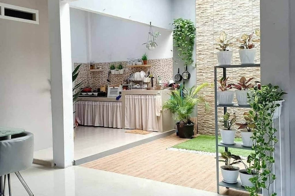 aman indoor minimalis dengan rumput sintetis dan keramik bermotif kayu di dapur.