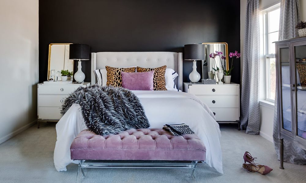 Kamar tidur monokrom dengan perpaduan warna merah dan hitam, memberikan sentuhan berani tanpa mengurangi kesan minimalis.