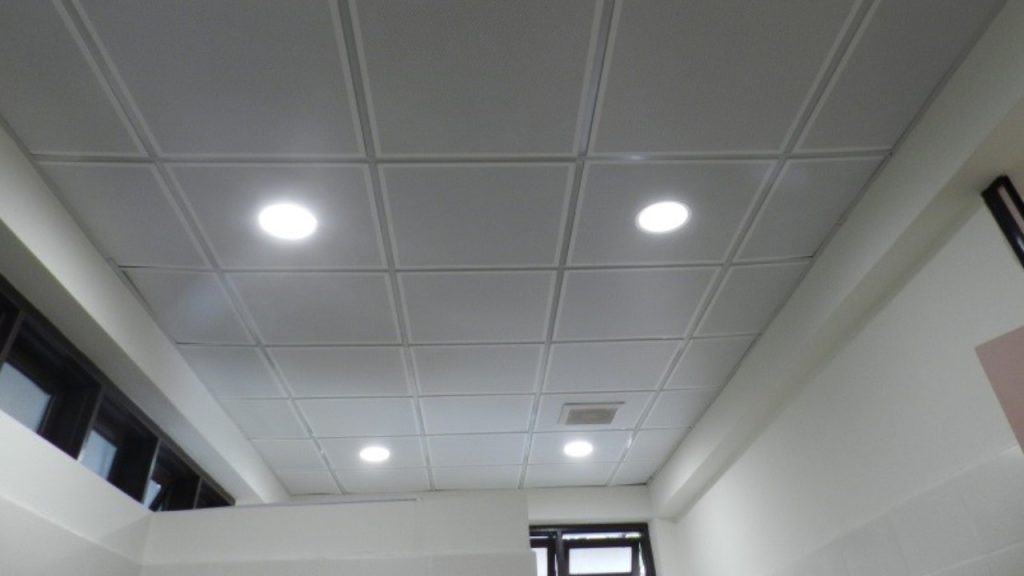 Plafon aluminium terpasang di teras rumah, memberikan kesan mewah dan tahan lama pada eksterior bangunan.