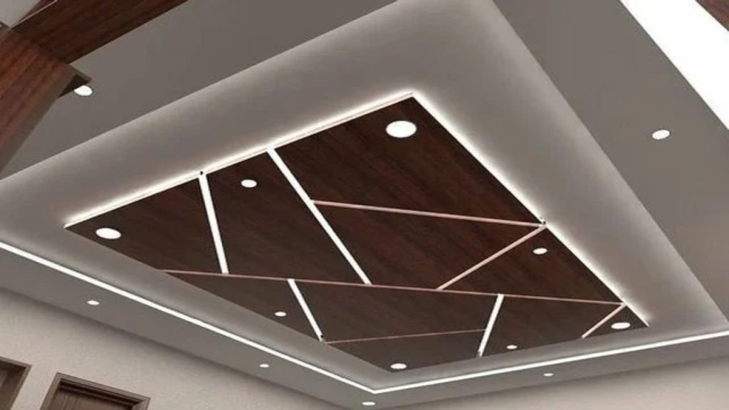 Plafon PVC dengan desain elegan dan permukaan halus, memberikan tampilan modern pada ruang tamu rumah.